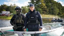 Dorfpolizist Leon Pawlak (Sebastian Hülk, re.) stellt die Flüchtenden.