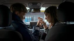 Dorfpolizist Leon (Sebastian Hülk, li.) und Kriminaltechnikerin Dr. Viktoria Wex (Claudia Eisinger, re.) arbeiten Hand in Hand.