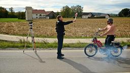 Dorfpolizist Max Simmerl (Ferdinand Hofer, li) kontrolliert den Flötzinger (Daniel Christensen).