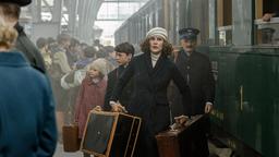 Dorothea (Carla Juri) und ihre Kinder Anna (Riva Krymalowski) und Max (Marinus Hohmann) fliehen in die Schweiz.