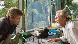 Doug (Rhys Darby) erkundigt sich bei dem Zoologen Dr. Buster (Bryan Brown), ob er seiner verletzten Ente helfen kann.