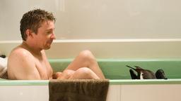 Doug (Rhys Darby) geht mit seiner Ente baden.