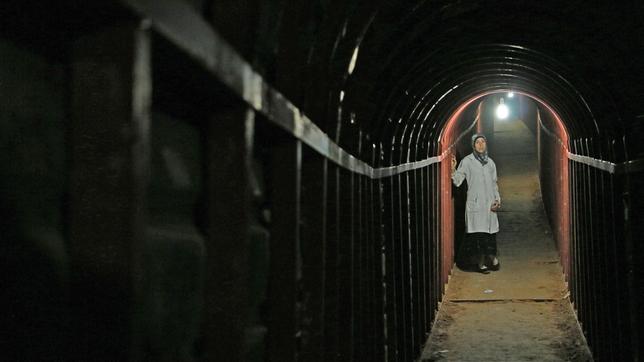Bild: SWR/Danish Documentary Dr. Amani Ballour in den Gängen der Klinik im Untergrund.
