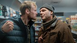 Dr. Brunner (Max Hopp, rechts) verdächtigt Seniorenheim-Mitarbeiter Lars Hessler (Anton Spieker).
