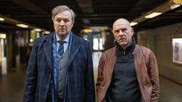 Dr. Grimm (Stephan Grossmann) und Butsch (Götz Schubert) warten im Görlitzer Hauptbahnhof auf die Tante des Opfers.