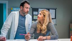 Dr. Hannes Stresow (Benjamin Güter) und Mandy Petersen (Morgane Ferru) halten die Praxis am Laufen.