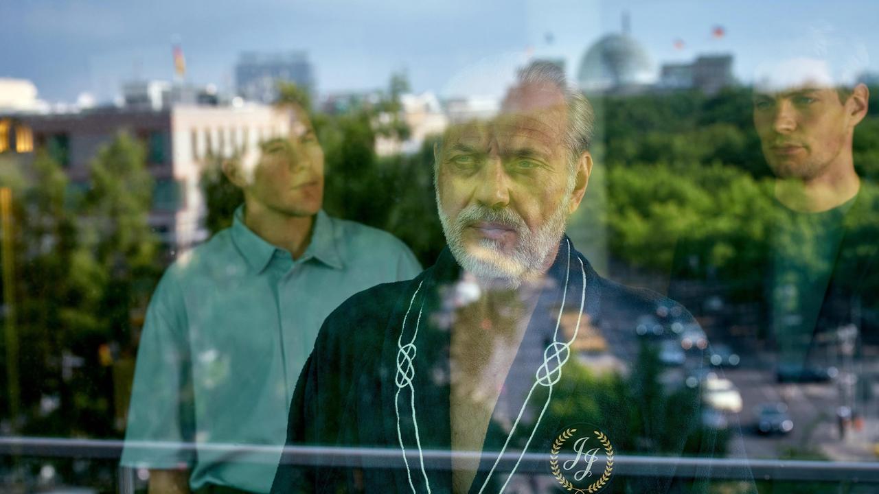 Dr. Jan Janussen (Jan Gregor Kremp, Mitte) verlangt von seinen Mitarbeitern Sven Grosny (Brix Schaumburg, li.) und Max Lentor (Helgi Schmid, re.) volles Engagement.