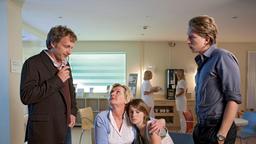 Dr. Kern (Kai Lentrodt, li.) hält Veronika (Saskia Vester, 2.v.li.), Merle (Miriam Morgenstern) und Stefan (Tim Morten Uhlenbrock) über Lores Gesundheit auf dem Laufenden.