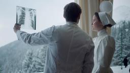 Dr. Mangold (David Kross) und Johanna Gabathuler (Dominique Devenport) begutachten die neuen Röntgenbilder der Gräfin.