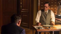 Dr. Moers (Mark Heap) soll Maigret (Rowan Atkinson) mit seinen Analysen auf die Spur des Mörders führen.