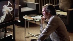 Dr. Richard Feynman (William Hurt) erhält einen wichtigen Anruf aus Washington.