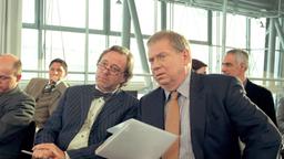 Dr. Sommerfeld (Rainer Hunold, re.) besucht mit seinem Kollegen Dr. Weber (Gerd Silberbauer) die Veranstaltung eines Pharmakonzerns.