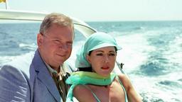 Dr. Sommerfeld (Rainer Hunold) unternimmt mit Nora Hansen (Anja Kruse) in Barcelona eine Bootsfahrt, die die wasserscheue Frau aber nicht sonderlich genießt.