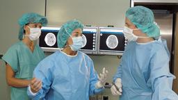 Dr. Sonja Martin (Thekla Carola Wied, Mitte) und ihr Assistenzarzt Dr. Brotbeck (Max Urlacher, re.) führen eine schwierige Operation durch.