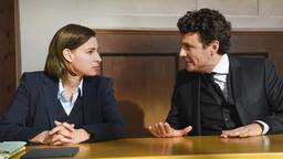 Dr. Therese Schwarz (Martina Ebm) soll den Ruf von Konrad Wagner (Manuel Rubey) retten.
