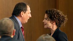 Dr. Watzmann (Thomas Kügel) versucht, Hannah (Gudrun Landgrebe) für einen wichtigen Posten zu gewinnen.