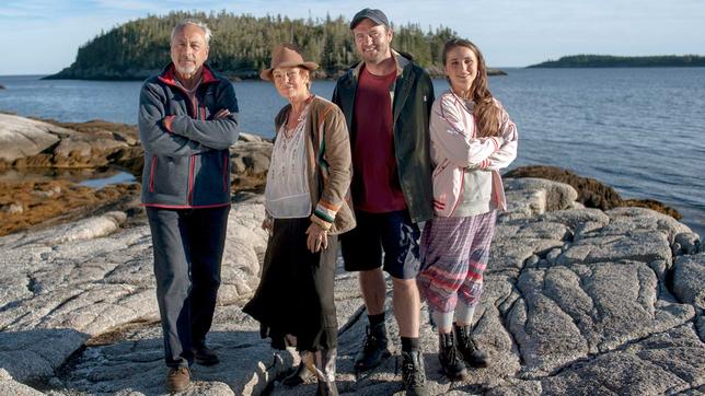 ARD Degeto Drehstart - In Nova Scotia, Kanada, laufen zurzeit unter der Regie von Anna Justice die Dreharbeiten zur ARD-Degeto-Komödie „Harrys Insel“ (AT). In den Hauptrollen stehen sich Wolfgang Stumph und Katrin Sass als eigensinnige und starrköpfige Kontrahenten gegenüber.