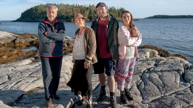 Bild: ARD Degeto/Chris Reardon ARD Degeto Drehstart - In Nova Scotia, Kanada, laufen zurzeit unter der Regie von Anna Justice die Dreharbeiten zur ARD-Degeto-Komödie „Harrys Insel“ (AT). In den Hauptrollen stehen sich Wolfgang Stumph und Katrin Sass als eigensinnige und starrköpfige Kontrahenten gegenüber.