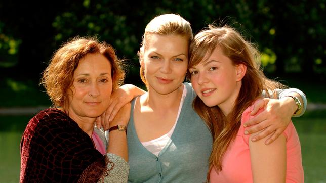 Drei Generationen, drei Temperamente, drei verliebte Herzen: Oma Elisabeth (Eleonore Weisgerber, li.) mit ihrer Tochter Lena (Anna Loos, Mitte) und ihrer Enkelin Johanna (Luise Risch).