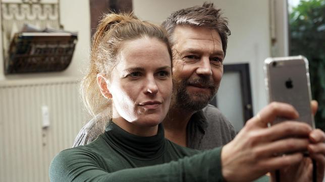 Bild: rbb/Hans-Joachim Pfeiffer Dringender Anruf aus der Klink: Nicht zum ersten Mal opfert Dr. Felix Hoffmann (Kai Wiesinger) den gemütlichen Fernsehabend für den Einsatz in der Notaufnahme. Spontan übernimmt er den Nachtdienst für einen Kollegen. Da ahnt der Stationsarzt noch nicht, welche Folgen die nächsten Stunden für ihn und seine Freundin Celine (Isabell Polak) haben werden. Als ein Patient noch in der Notaufnahme verstirbt, glaubt Dr. Hoffmann nicht an einen natürlichen Tod. Der Ukrainer Mischa Tschenkow gehörte zu einer Putzkolonne des Krankenhauses und war für ihn daher kein Unbekannter. Zudem wurde er kürzlich gesund aus der Klinik entlassen – doch seine Patientenakte ist verschwunden. Dr. Hoffman erzählt seiner Freundin Celine von dem Fall. Sie hat sofort einen Verdacht und will der Sache nachgehen. So stolpern die beiden in einen Kriminalfall und werden mehr und mehr in die mafiösen Machenschaften der Klinikleitung verwickelt. - Celine (Isabell Polak) und Dr. Hoffmann (Kai Wiesinger).