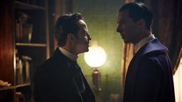 Duell auf Augenhöhe: Einzig seinem Erzfeind Prof. Moriarty (Andrew Scott) spricht Sherlock (Benedict Cumberbatch) einen vergleichbaren Intellekt zu.