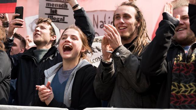 Bild: SWR/Seven Elephants/Oliver Wolff Durch Deutschland geht ein Rechtsruck, den Jurastudentin Luisa (Mala Emde) nicht hinnehmen möchte. Sie tut sich mit ihren Freunden zusammen, um sich klar gegen die „Faschos" zu positionieren, und gerät in eine Gewaltspirale.