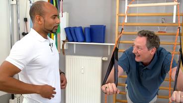 Eckart von Hirschhausen bekommt Gesundheitstipps von Physiotherapeut Marvin Scott.
