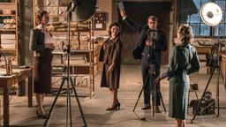 Edith Schmidt (Luise Wolfram) hat das Mädchen, das fürs erste Titelbild posiert, geschminkt, Aenne (Katharina Wackernagel) selbst gibt ihr die Posen für den Fotografen vor.