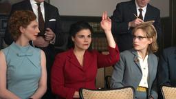 Edith Schmidt (Luise Wolfram, links) und Lise Schneegass (Annika Olbrich, rechts) staunen über Aenne (Katharina Wackernagel). Die hat beim Besucht der Modewoche beschlossen, der Berliner Modewelt deutlich zu verstehen zu geben, dass sie ernst genommen werden muss.