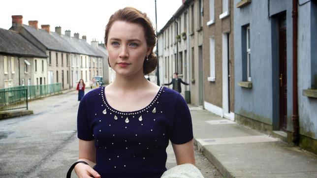 Eilis (Saoirse Ronan) kehrt als elegante Dame in ihre irische Heimat zurück.
