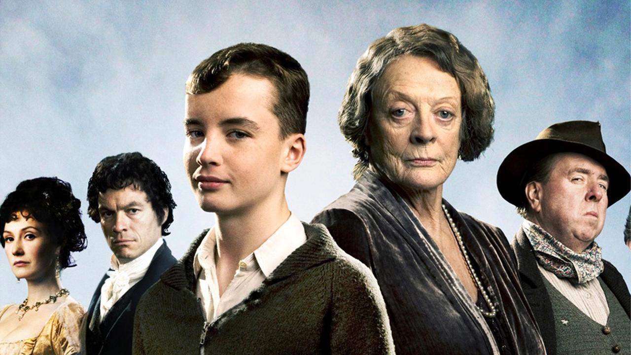 Ein Abenteuer, das mehrere Familiengenerationen umgreift: Der 13-jährige Tolly (Alex Etel), seine Urgroßmutter Mrs. Oldknow (Maggie Smith, 2. v. re.), der Gutsverwalter Boggis (Timothy Spall, re.), die böse Maria Oldknow (Carice van Houten, li.) und ihr intriganter Diener Caxton (Dominic West).