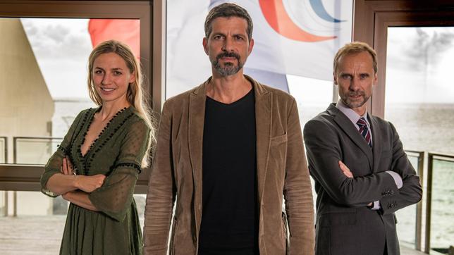 Bild: ARD Degeto/Wolfgang Ennenbach Ein eingespieltes Team: Kommissar Dupin (Pasquale Aleardi) mit seiner Assistentin Nolwenn (Annika Blendl) und Inspektor Kadeg (Jan Georg Schütte, re.).