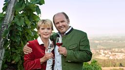 Ein Gläschen in Ehren: Die Winzerin Franziska Habicht (Uschi Glas) und der Winzer Josef Fink (August Schmölzer) verkosten den "Stoff" der Konkurrenz.