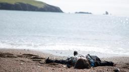 MORD AUF SHETLAND: Die Leiche von Catherine Ross (Sophia Carr-Gomm) liegt am Strand.