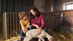 Die liebeskranke Johanna (Christine Neubauer) und ihr kleiner Sohn Max (Daniel Perez).