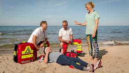 Ein Jogger Jogger (Thomas Rudnick, liegend) liegt flach: Nora (Tanja Wedhorn, re.) und Lars (Bo Hansen, li.) im Einsatz.