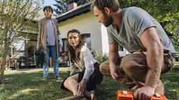 Ein kleiner Unfall: Mike (Jochen Matschke) versorgt Katharinas (Henriette Richter-Röhl) verletzten Fuß. Ihre Mutter Johanna (Thekla Carola Wied, li.) findet Gefallen an dem Schreiner.