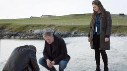 Ein neuer Fall auf Shetland: Kommissar Jimmy Perez (Douglas Henshall) und seine Assistentin Tosh (Alison O'Donnell) und Detective Constable Sandy Wilson (Steven Robertson) am Fundort des abgetrennten Arms.