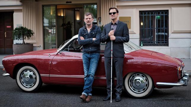 Bild: ARD Degeto/Philipp Brozsek Ein neuer Fall für den blinden Ex-Kommissar Alexander Haller (Philipp Hochmair) und seinen Chauffeur Niko (Andreas Guenther, li.).