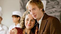 Ein niedliches Paar: Die kesse Donatella (Sanne Schnapp) und der linkische Mathis (Johann von Bülow).