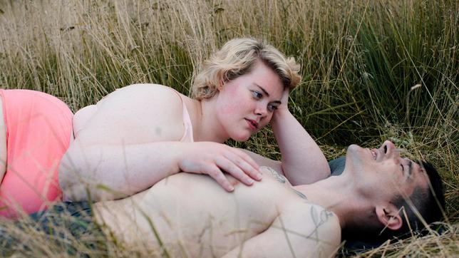 Bild: SWR Ein sanfter, zärtlicher Ausflug: Maria (Ísold Halldórudóttir) und Alex (Stavros Zafeiris)