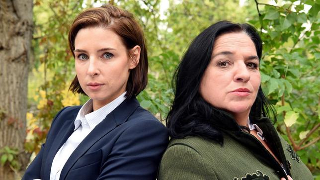Ein starkes Duo: die Anwältinnen Dr. Therese Schwarz (Martina Ebm) und Paula Dennstein (Maria Happel).