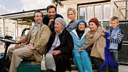 Ein tolles Team: Manfred (Hannes Jaenicke), Rüdiger (Heinrich Schafmeister), Ilse (Gudrun Okras), Moni (Sonja Kirchberger), Gisela (Ursula Karusseit), Martha (Brigitte Grothum) und Monis Sohn Sammy (Nico Schulz).