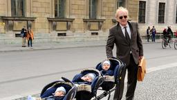 Jakob Buchmann (Günther Maria Halmer) ist mit drei Babies unterwegs.