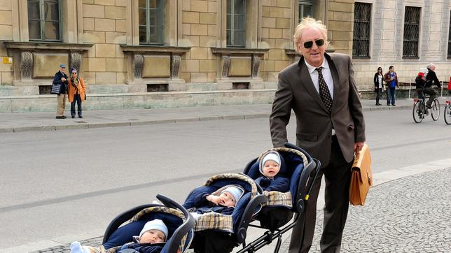 Bild: ARD Degeto/Kerstin Stelter Ein ungewohntes Bild: Der konservative Lateinlehrer und Menschenfeind Jakob Buchmann (Günther Maria Halmer) ist mit drei Babies unterwegs.