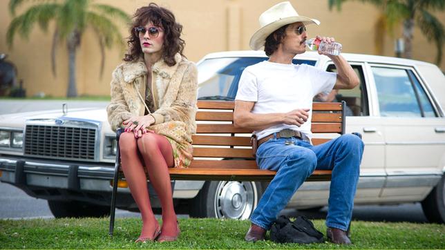 Ein ungleiches Tandem: der großspurige White-Trash-Cowboy Ron Woodroof (Matthew McConaughey, re.) und der Transvestit Rayon (Jared Leto).