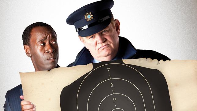 Bild: ARD Degeto Ein ungleiches Team: Der ruppige Dorfpolizist Gerry Boyle (Brendan Gleeson, re.) und der korrekte FBI-Agent Wendell Everett (Don Cheadle).