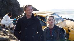 MORD AUF SHETLAND: Ein weiterer Schicksalsschlag für Jimmy Perez (Douglas Henshall): Mit Kollegin Alison McIntosh (Alison O’Donnell) untersucht er den Ort, wo sein Freund Jerry Markham ums Leben kam.