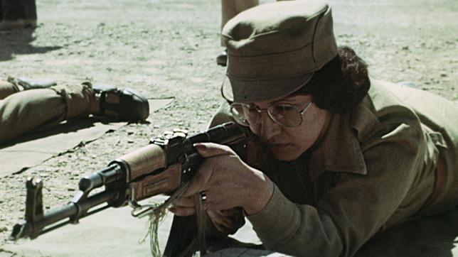 Bild: NDR/Russian State Archive Eine afghanische Frau in Militäruniform bei Schießübung, Afghanistan 1980