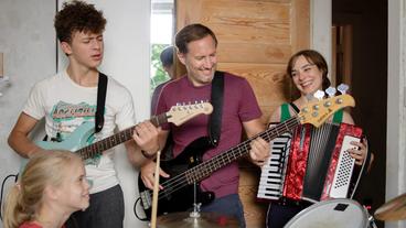 Bild: ARD Degeto/Christiane Pausch Eine Familie als Band: Mutter Marit (Maja Schöne) mit Jonas (Benno Fürmann) und den Kindern Luis (Max Boekhoff) und Selma (Maria Matschke).